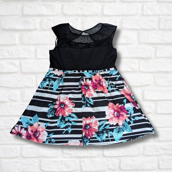 * Plus size* Sangria high waist Floral Dress with pockets *nwt* Size 18 - Picture 2 of 5